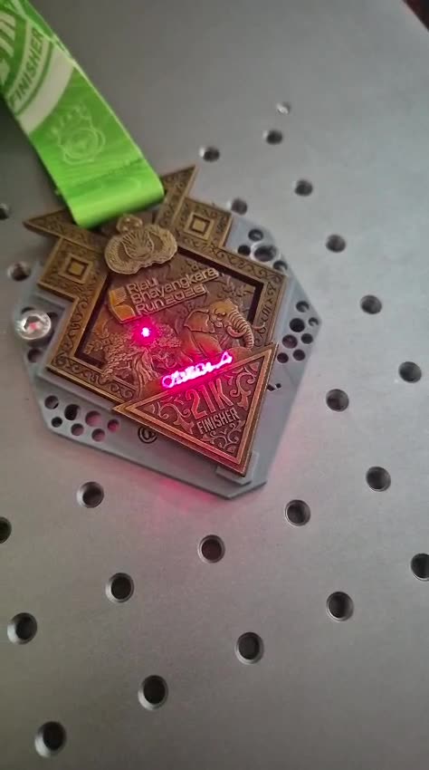 Laser sedang menggrafir medal