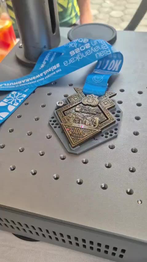 Medal di meja kerja mesin grafir